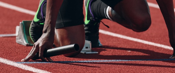 自行车运动员在山区公路赛段奋力骑行的全景