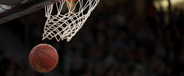 篮球运动员在比赛中高高跃起扣篮的瞬间抓拍